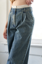 Peeking Wide Jeans